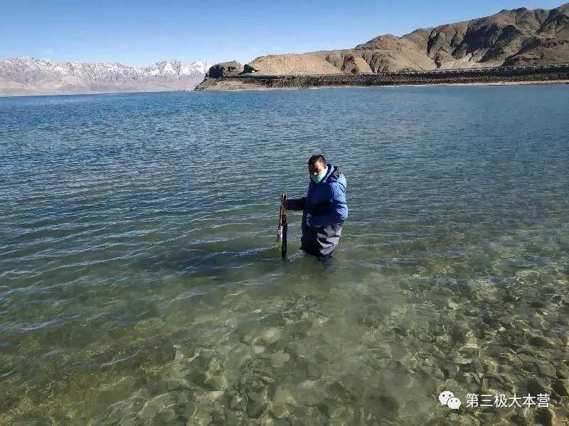 图23.科研人员在班公湖测量水位，图源：第二次青藏科考队