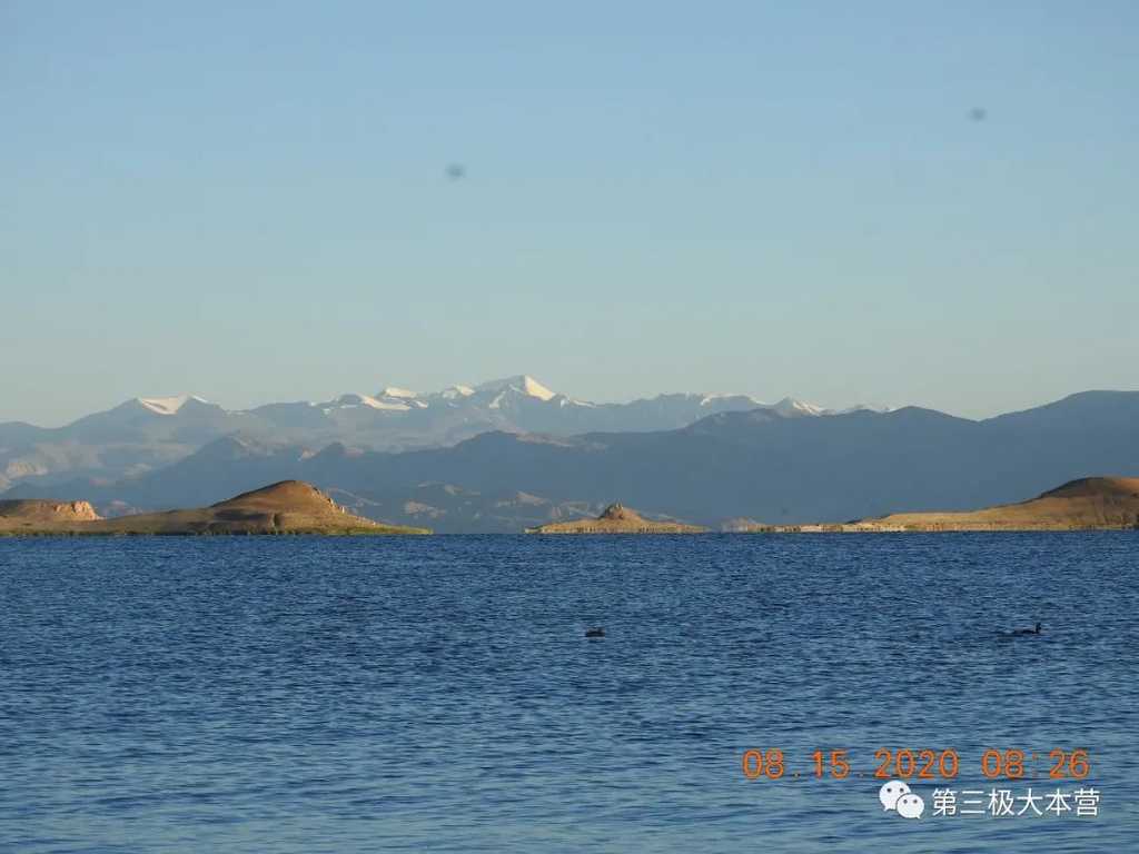 图13. 朝阳映照下的班公湖和远处层峦叠嶂的雪山，图源：第二次青藏科考队