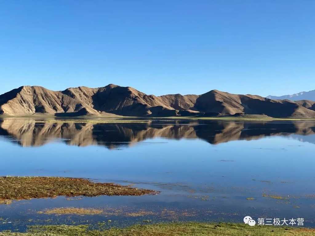 图6. 群山环绕下水平如镜的班公湖，图源：第二次青藏科考队